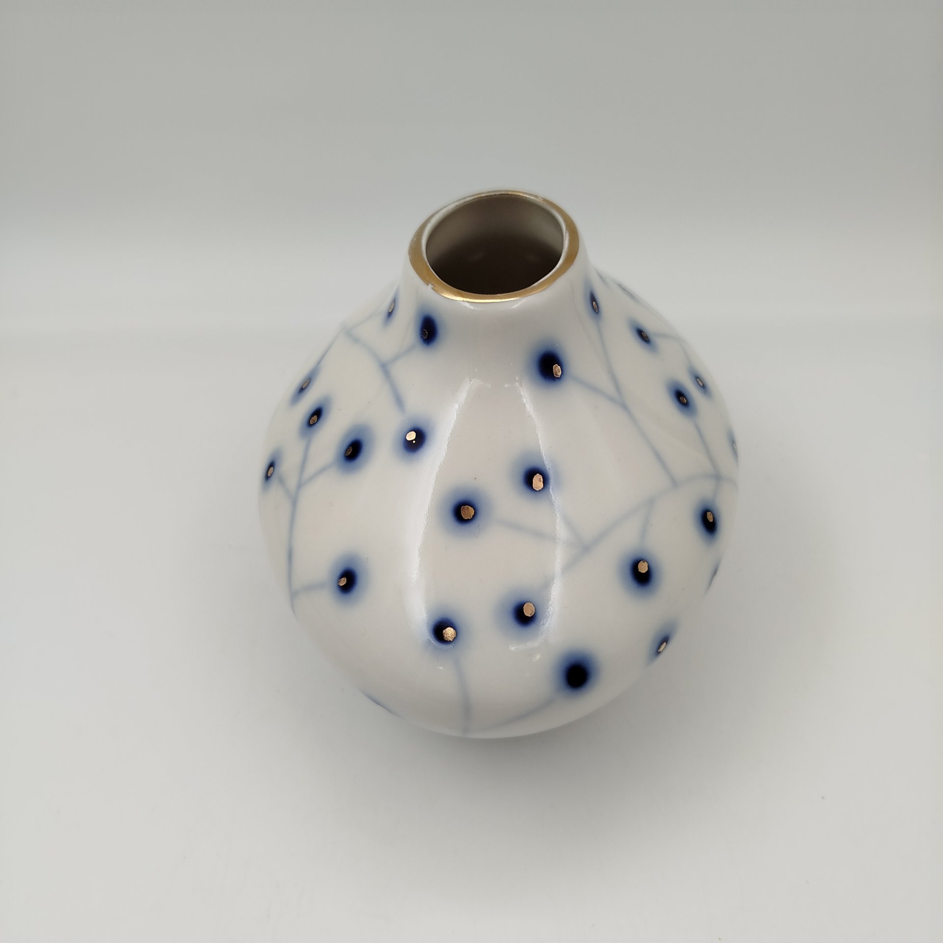 [Советский минимализм] Ваза миниатюрная "Веточки", автор В. М. Городецкий, фарфор, роспись, золочение, Ленинградский фарфоровый завод (ЛФЗ), СССР, 1970-1986 гг.