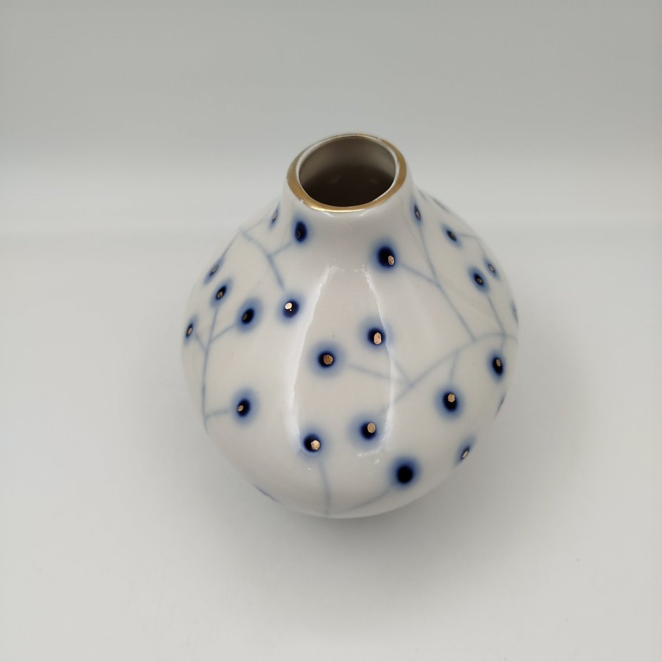 [Советский минимализм] Ваза миниатюрная "Веточки", автор В. М. Городецкий, фарфор, роспись, золочение, Ленинградский фарфоровый завод (ЛФЗ), СССР, 1970-1986 гг.