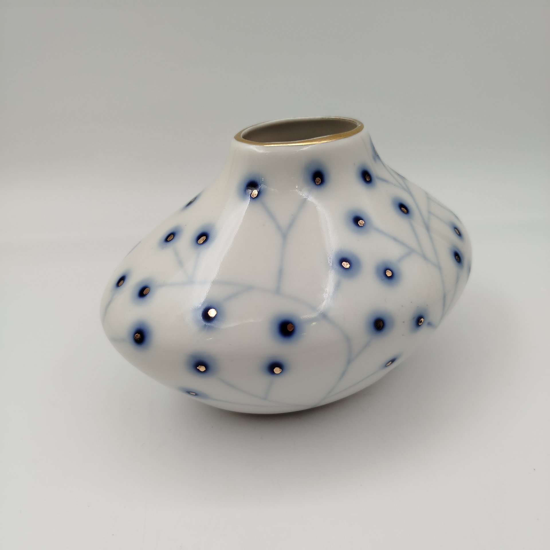 [Советский минимализм] Ваза миниатюрная "Веточки", автор В. М. Городецкий, фарфор, роспись, золочение, Ленинградский фарфоровый завод (ЛФЗ), СССР, 1970-1986 гг.