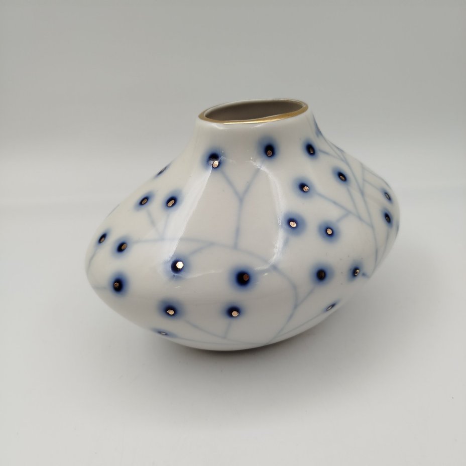 [Советский минимализм] Ваза миниатюрная "Веточки", автор В. М. Городецкий, фарфор, роспись, золочение, Ленинградский фарфоровый завод (ЛФЗ), СССР, 1970-1986 гг.