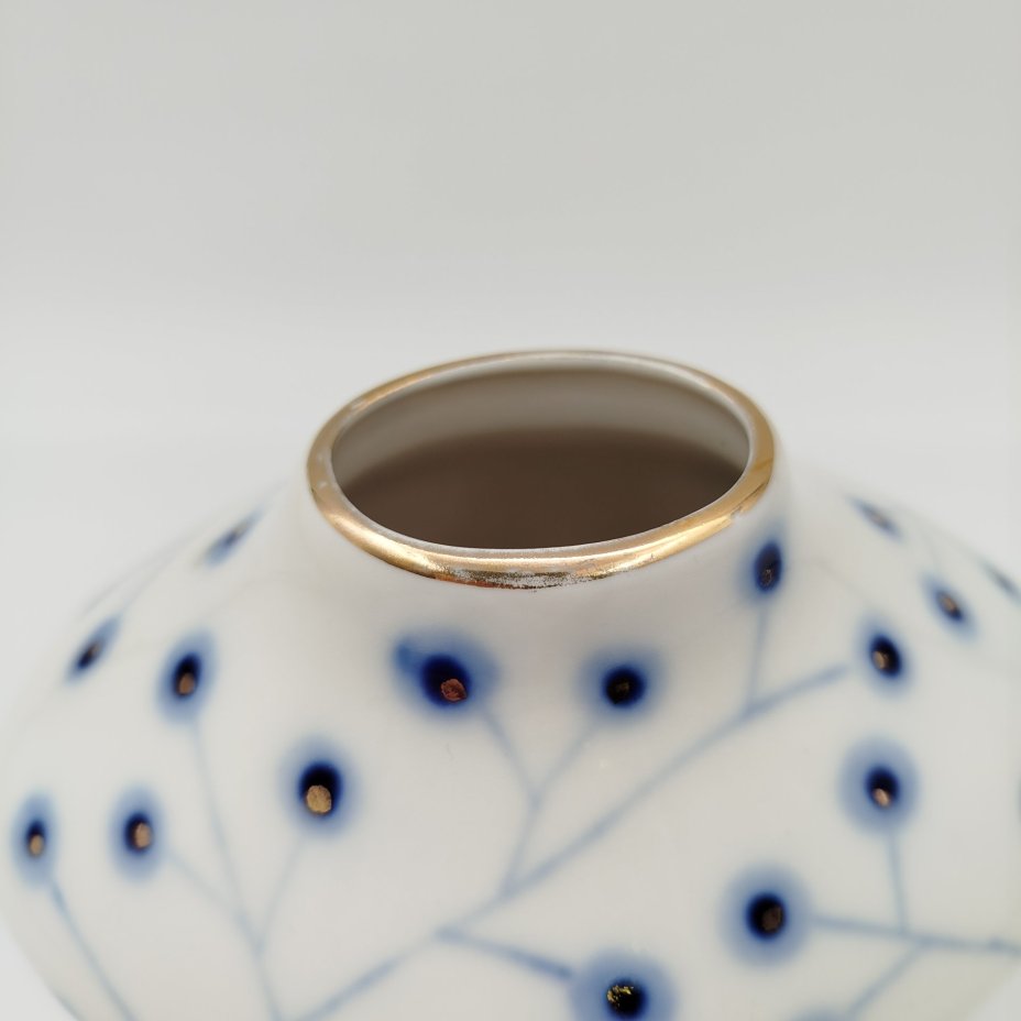 [Советский минимализм] Ваза миниатюрная "Веточки", автор В. М. Городецкий, фарфор, роспись, золочение, Ленинградский фарфоровый завод (ЛФЗ), СССР, 1970-1986 гг.