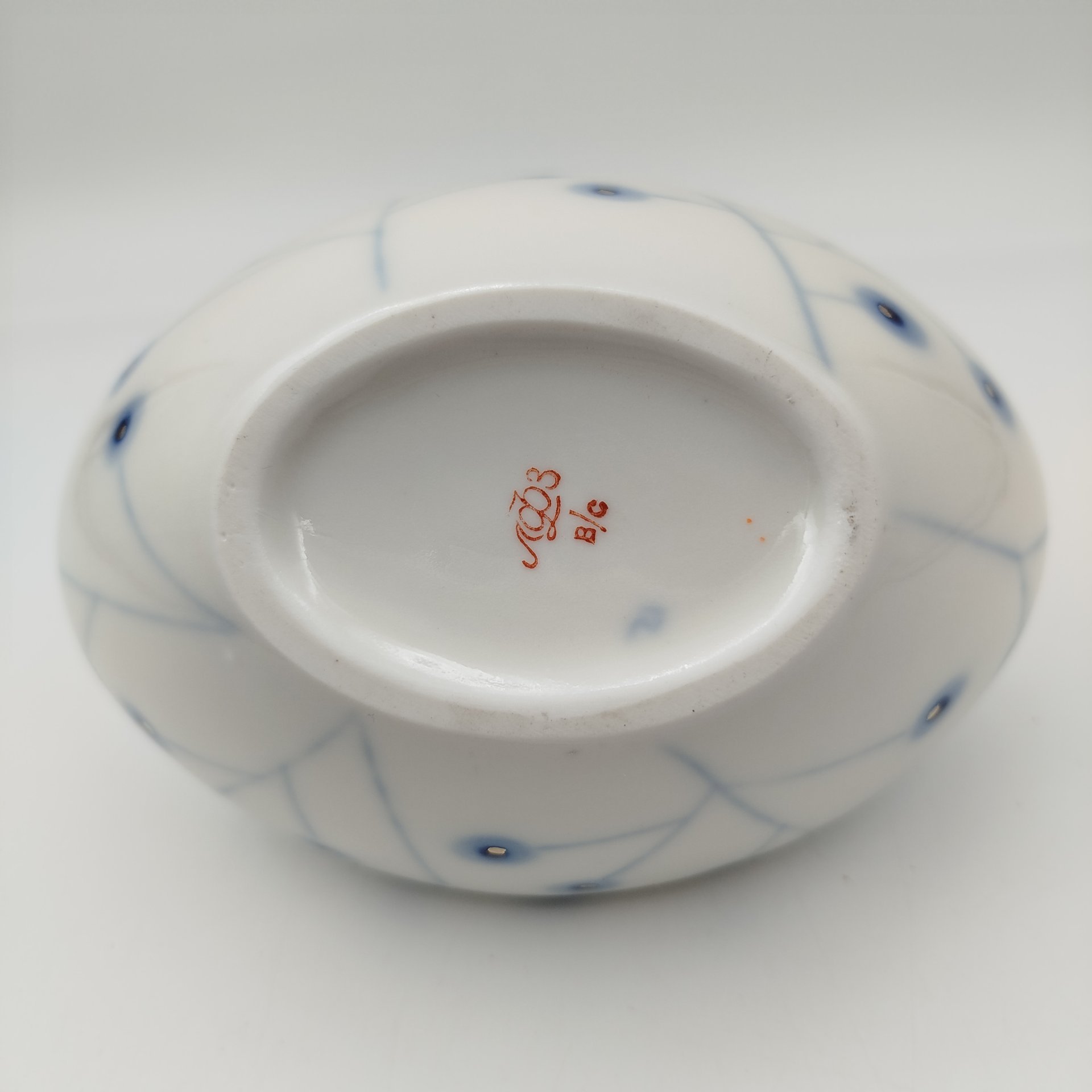 [Советский минимализм] Ваза миниатюрная "Веточки", автор В. М. Городецкий, фарфор, роспись, золочение, Ленинградский фарфоровый завод (ЛФЗ), СССР, 1970-1986 гг.