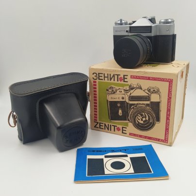 Фотоаппарат "Зенит-Е" с объективом "Гелиос-44-2" в оригинальном кофре и в коробке с паспортом, металл, стекло, пластик, кожа, картон, Завод «Зенит», г. Вилейка, СССР, 1982 г.