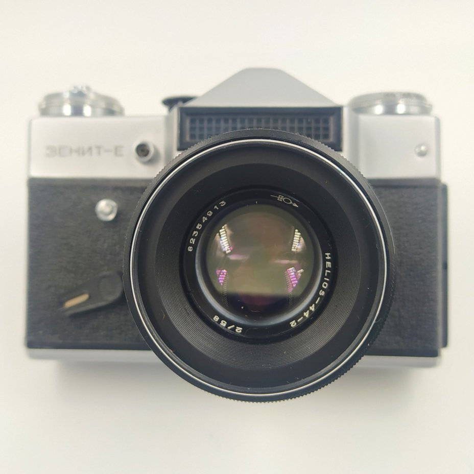 Фотоаппарат "Зенит-Е" с объективом "Гелиос-44-2" в оригинальном кофре и в коробке с паспортом, металл, стекло, пластик, кожа, картон, Завод «Зенит», г. Вилейка, СССР, 1982 г.