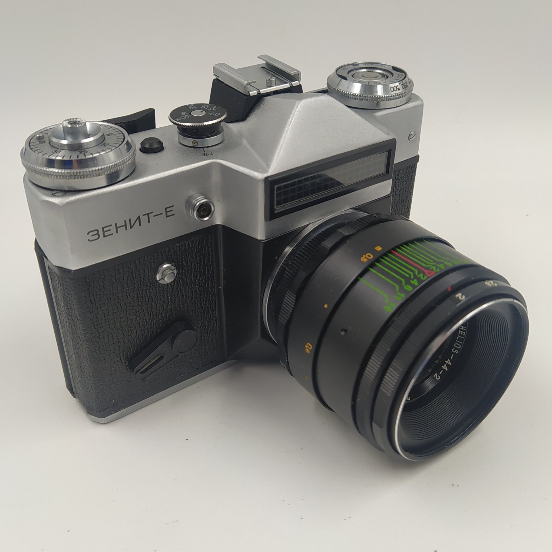 Фотоаппарат "Зенит-Е" с объективом "Гелиос-44-2" в оригинальном кофре и в коробке с паспортом, металл, стекло, пластик, кожа, картон, Завод «Зенит», г. Вилейка, СССР, 1982 г.
