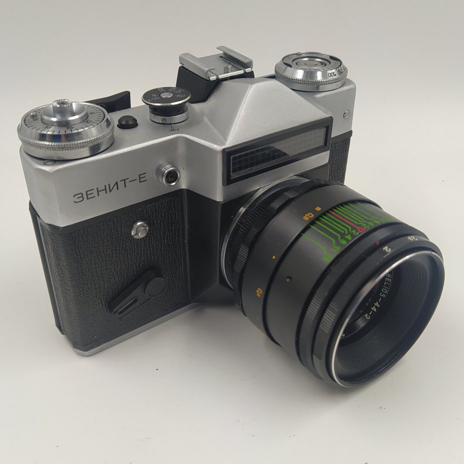 Фотоаппарат "Зенит-Е" с объективом "Гелиос-44-2" в оригинальном кофре и в коробке с паспортом, металл, стекло, пластик, кожа, картон, Завод «Зенит», г. Вилейка, СССР, 1982 г.