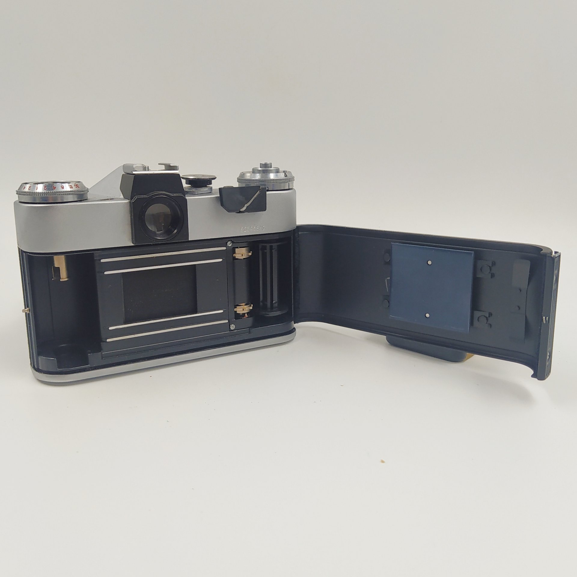 Фотоаппарат "Зенит-Е" с объективом "Гелиос-44-2" в оригинальном кофре и в коробке с паспортом, металл, стекло, пластик, кожа, картон, Завод «Зенит», г. Вилейка, СССР, 1982 г.