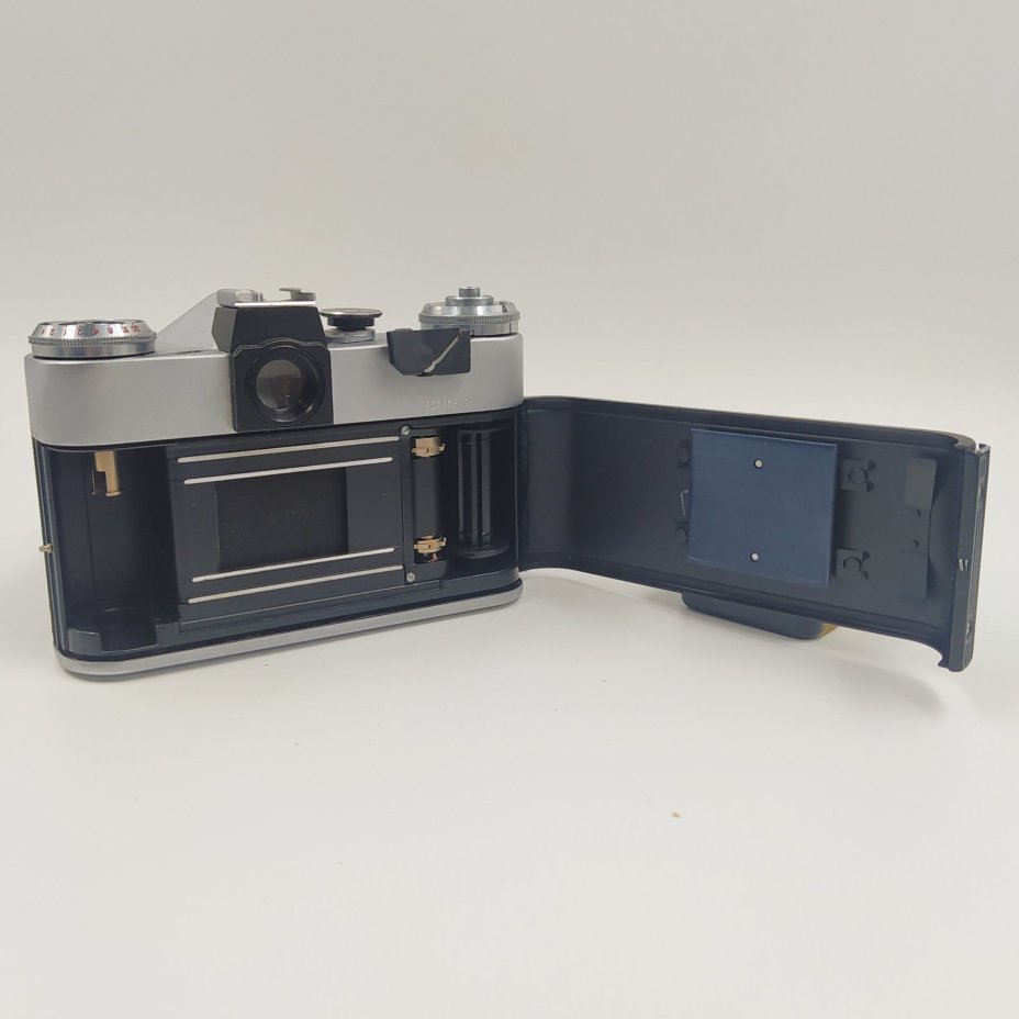 Фотоаппарат "Зенит-Е" с объективом "Гелиос-44-2" в оригинальном кофре и в коробке с паспортом, металл, стекло, пластик, кожа, картон, Завод «Зенит», г. Вилейка, СССР, 1982 г.