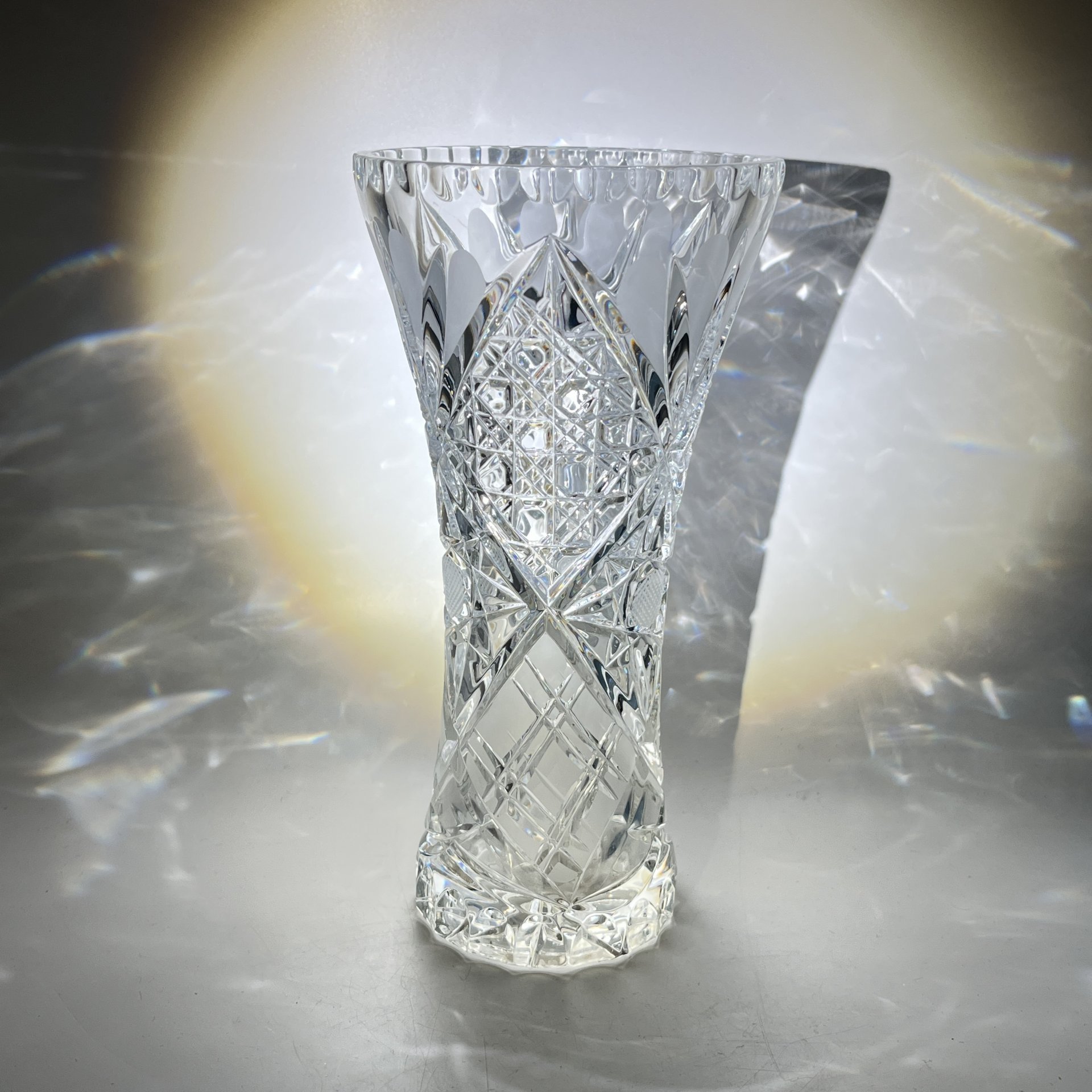 Ваза для цветочного букета с резным геометрическим декором