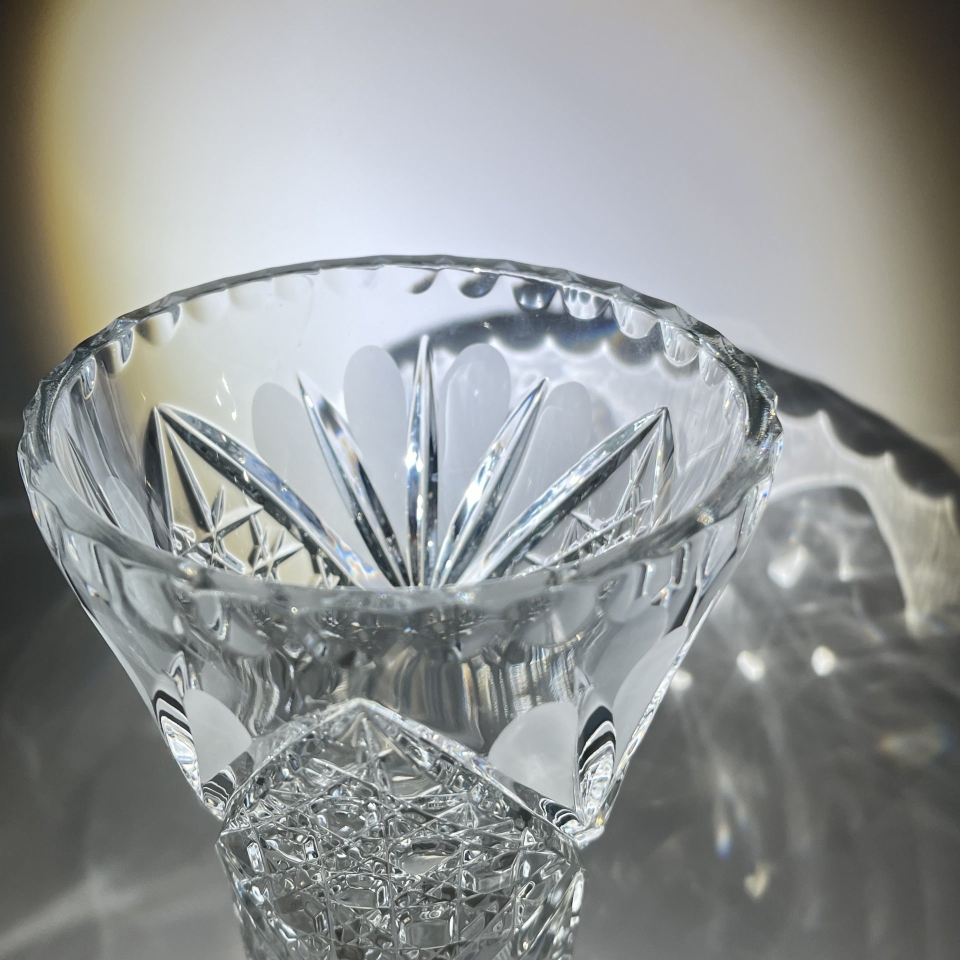 Ваза для цветочного букета с резным геометрическим декором