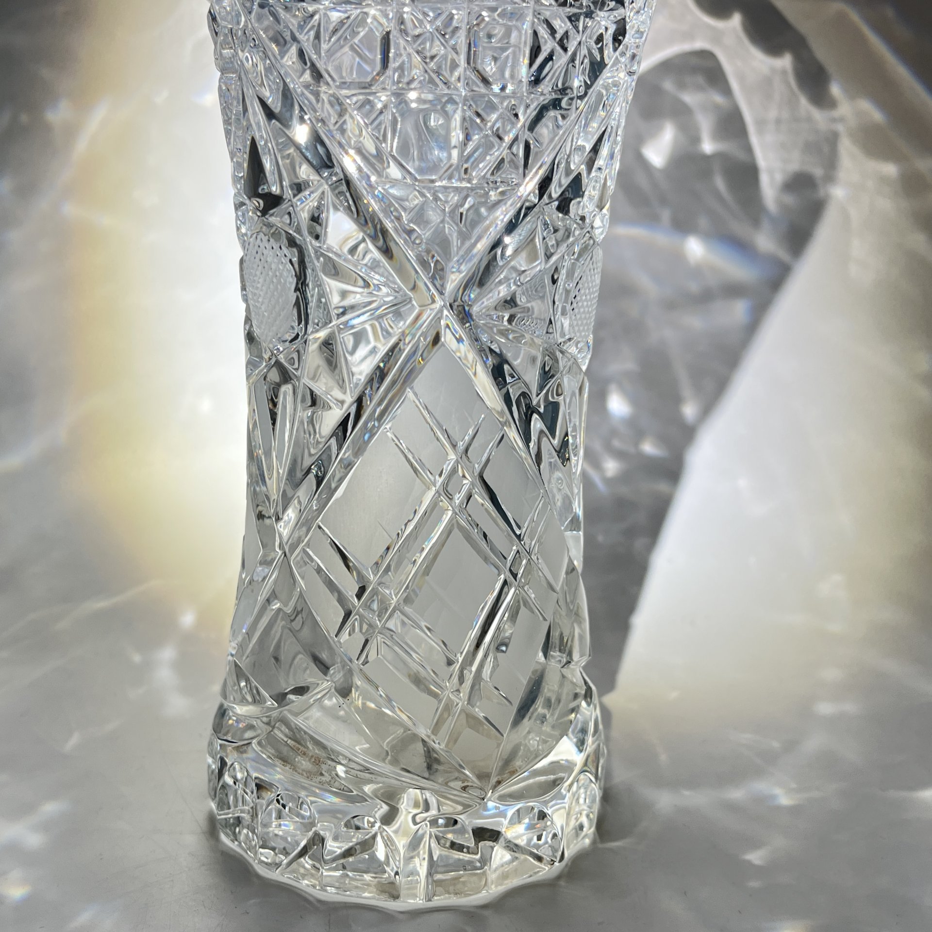 Ваза для цветочного букета с резным геометрическим декором