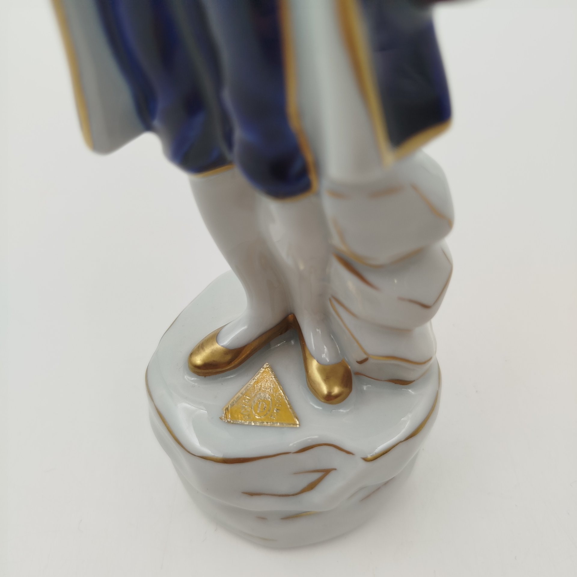 Статуэтка "Скрипач" ("Музыкант"), фарфор, роспись, золочение, Royal Dux, Чехословакия, 1960-1978 гг.