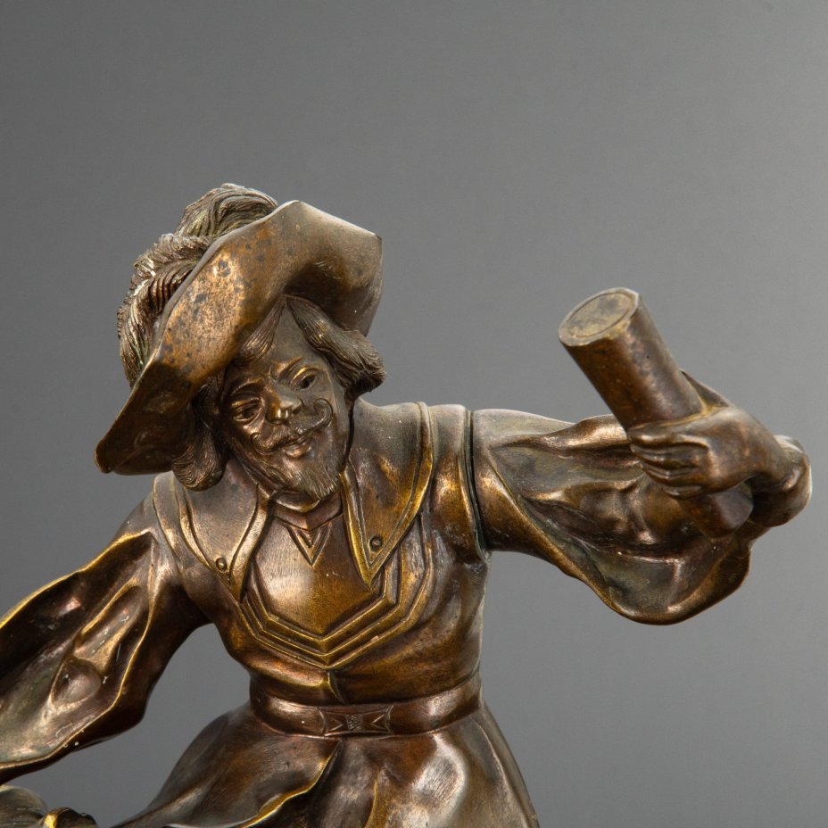 Статуэтка "Колонизатор с киркой" (название условное)