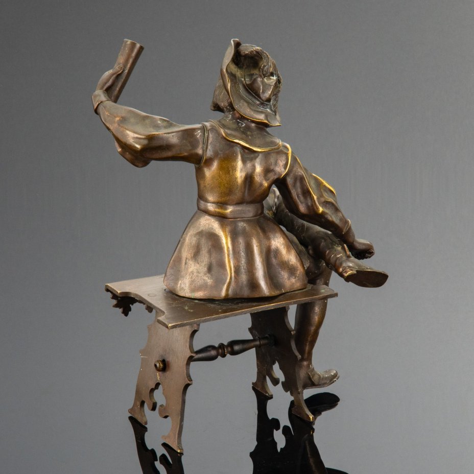 Статуэтка "Колонизатор с киркой" (название условное)