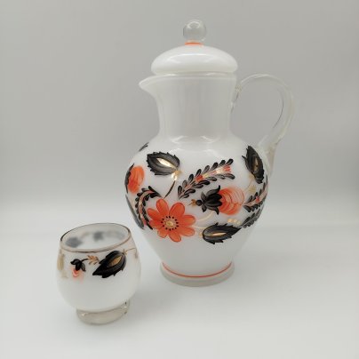 [Авторская роспись] Кувшин и стакан с цветочным декором, автор А.И. Маева, стекло, молочное стекло, роспись, золочение, Ленинградский завод художественного стекла (ЛЗХС), СССР, 1955-1960 гг.