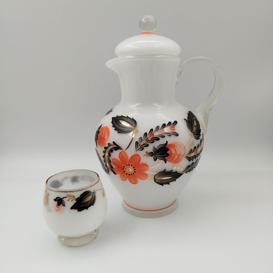[Авторская роспись] Кувшин и стакан с цветочным декором, автор А.И. Маева, стекло, молочное стекло, роспись, золочение, Ленинградский завод художественного стекла (ЛЗХС), СССР, 1955-1960 гг.