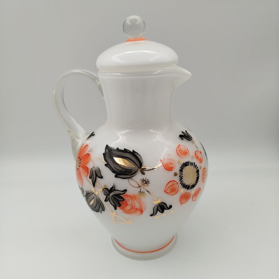 [Авторская роспись] Кувшин и стакан с цветочным декором, автор А.И. Маева, стекло, молочное стекло, роспись, золочение, Ленинградский завод художественного стекла (ЛЗХС), СССР, 1955-1960 гг.