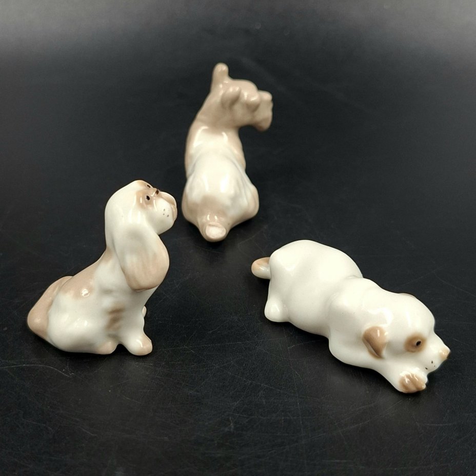 Набор из трех миниатюрных статуэток в виде собак, скульптор Н.Е. Муратов, фарфор, роспись, Ленинградский фарфоровый завод (ЛФЗ), СССР, 1970-1992 гг.