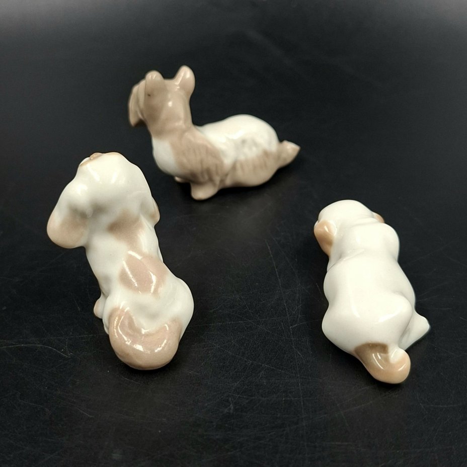 Набор из трех миниатюрных статуэток в виде собак, скульптор Н.Е. Муратов, фарфор, роспись, Ленинградский фарфоровый завод (ЛФЗ), СССР, 1970-1992 гг.