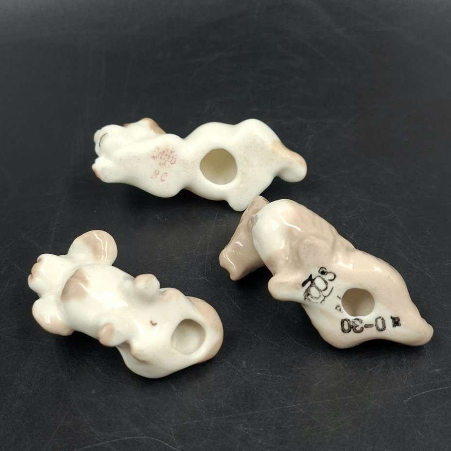 Набор из трех миниатюрных статуэток в виде собак, скульптор Н.Е. Муратов, фарфор, роспись, Ленинградский фарфоровый завод (ЛФЗ), СССР, 1970-1992 гг.