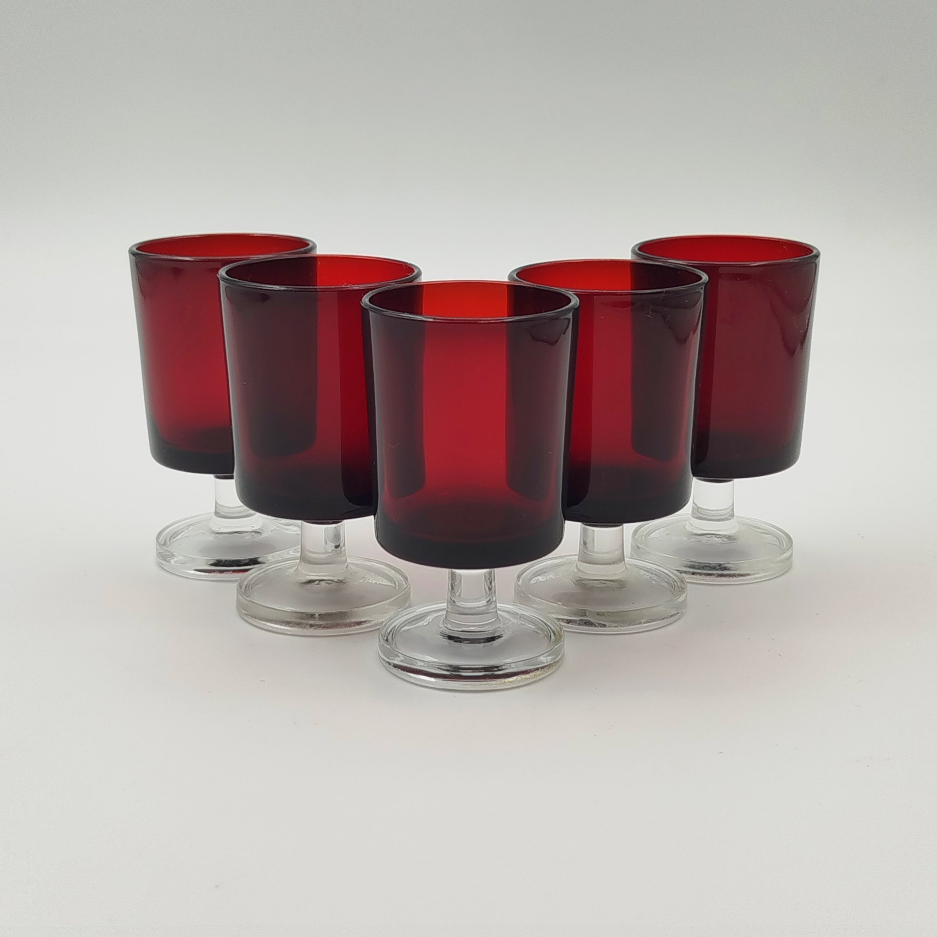 Набор рюмок алого цвета на 5 персон, стекло, Luminarc, Франция, 1970-1990 гг.