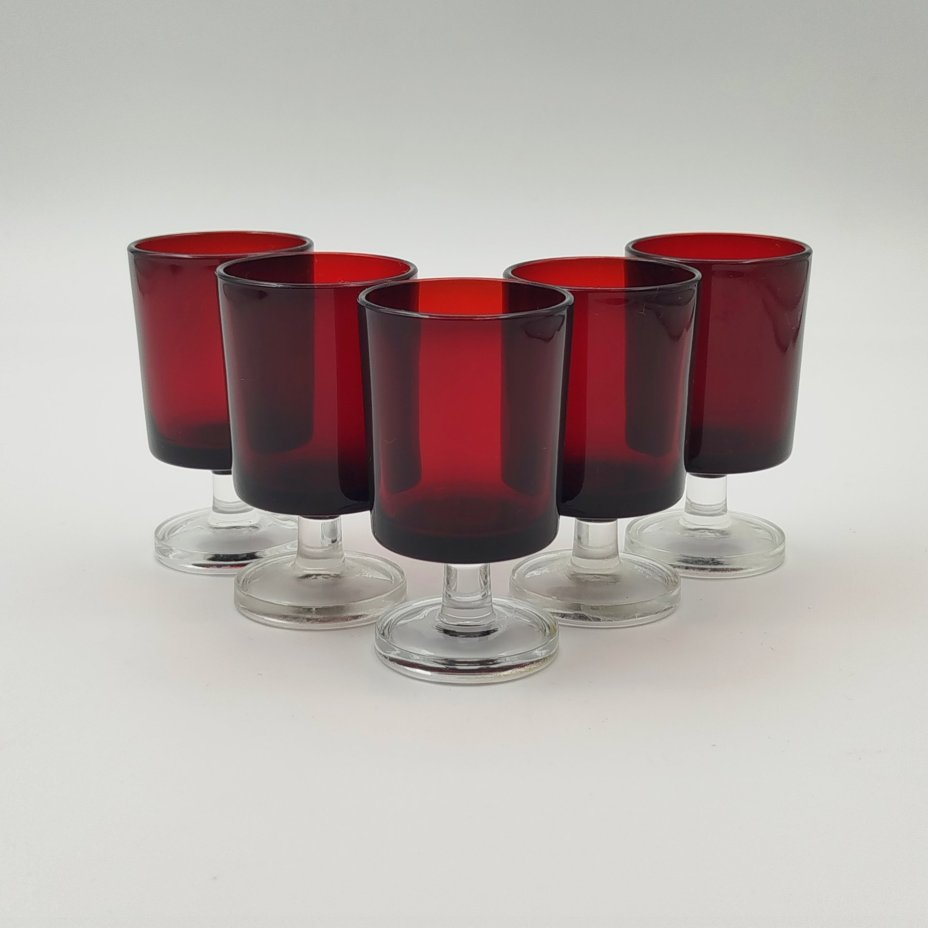 Набор рюмок алого цвета на 5 персон, стекло, Luminarc, Франция, 1970-1990 гг.