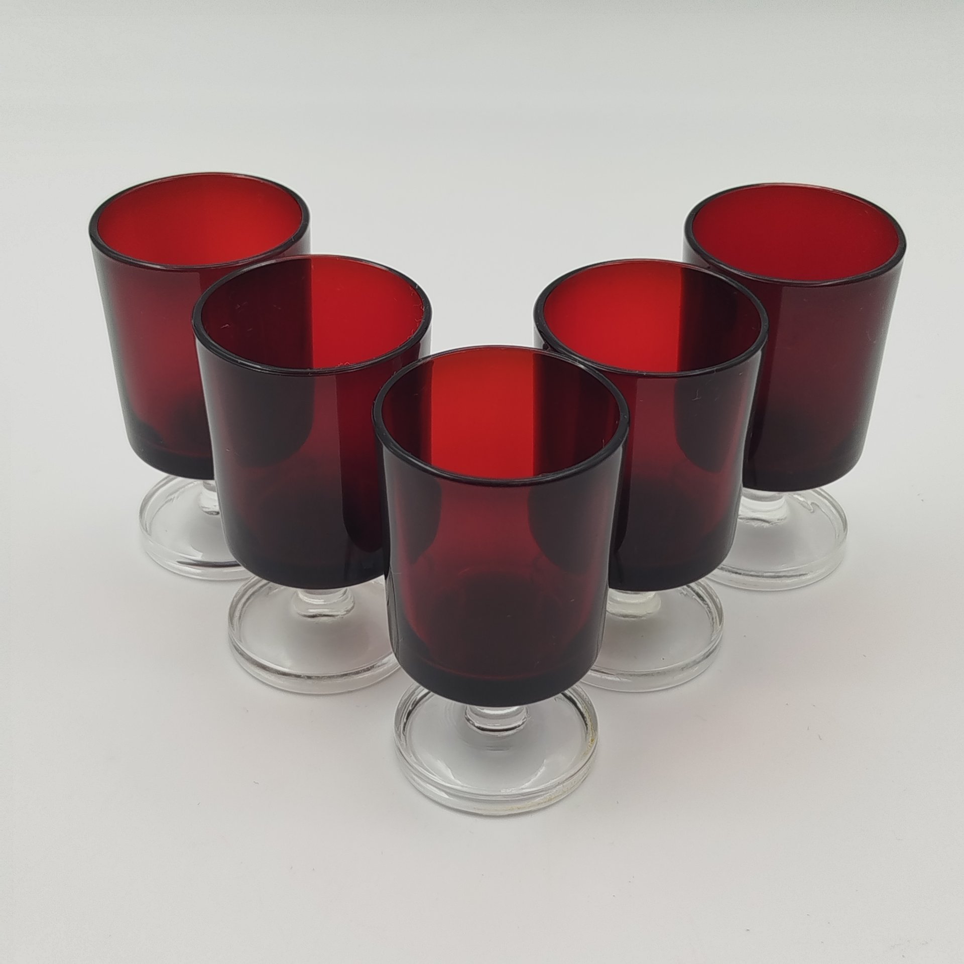Набор рюмок алого цвета на 5 персон, стекло, Luminarc, Франция, 1970-1990 гг.