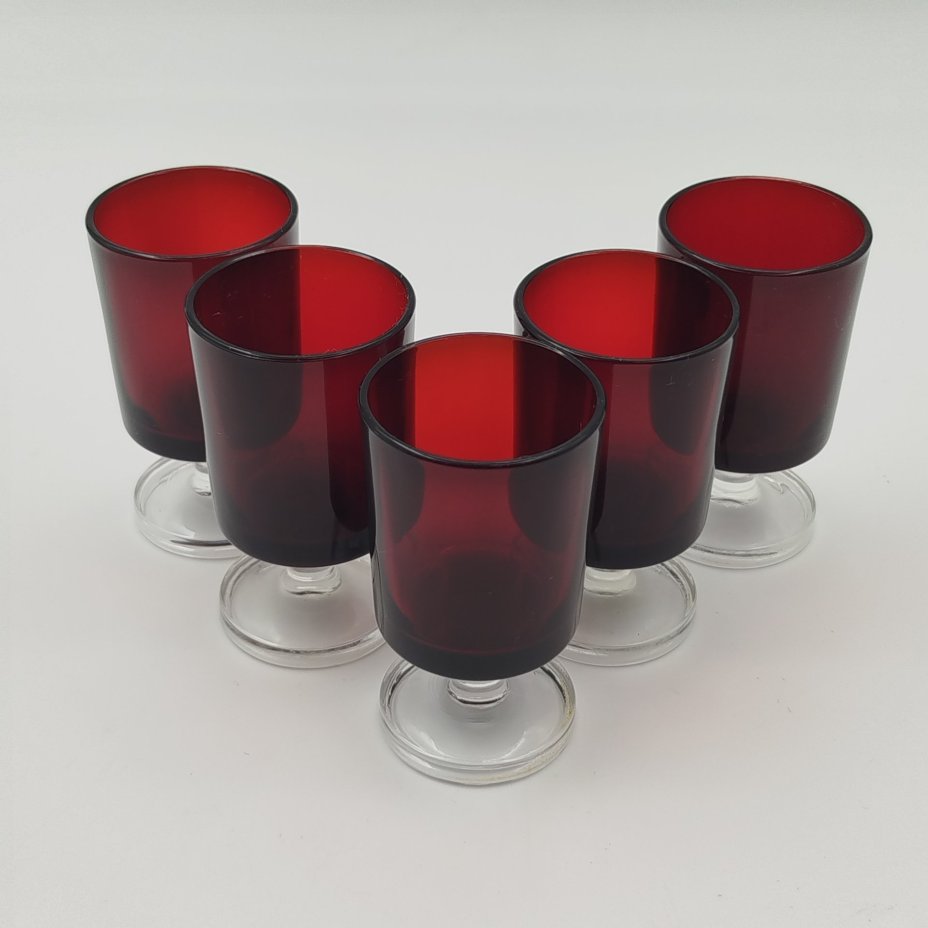 Набор рюмок алого цвета на 5 персон, стекло, Luminarc, Франция, 1970-1990 гг.