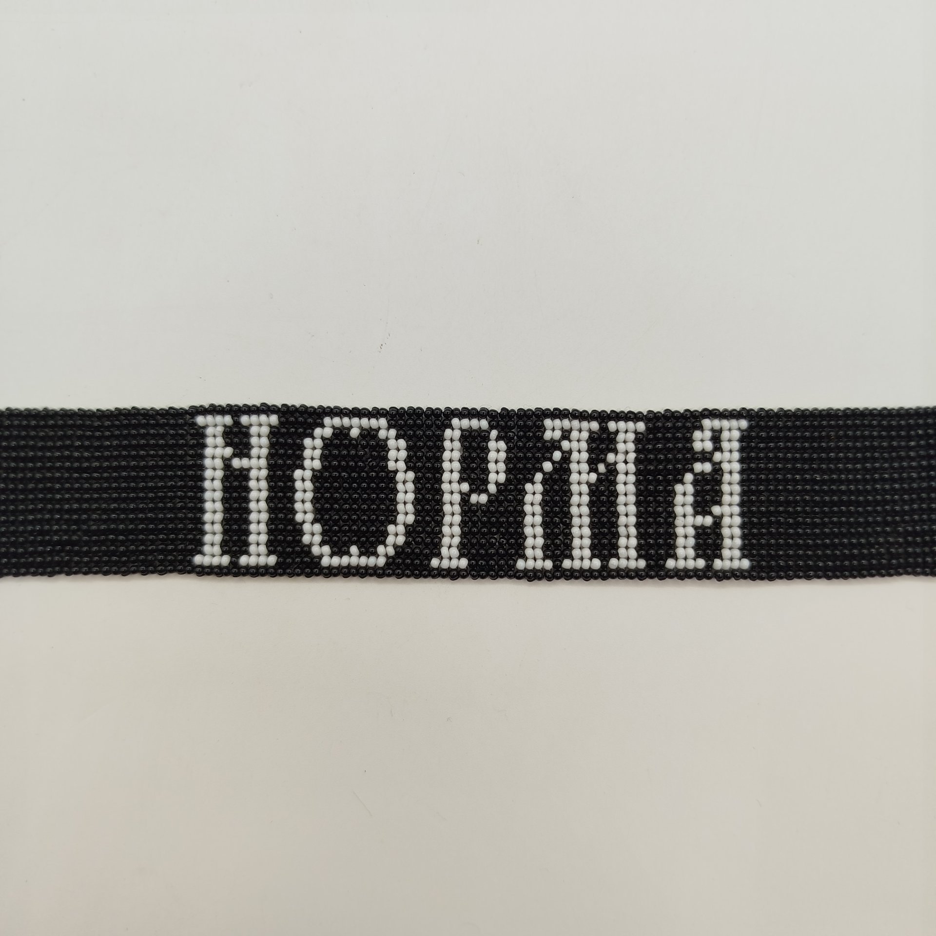 Чокер с надписью "Норма"