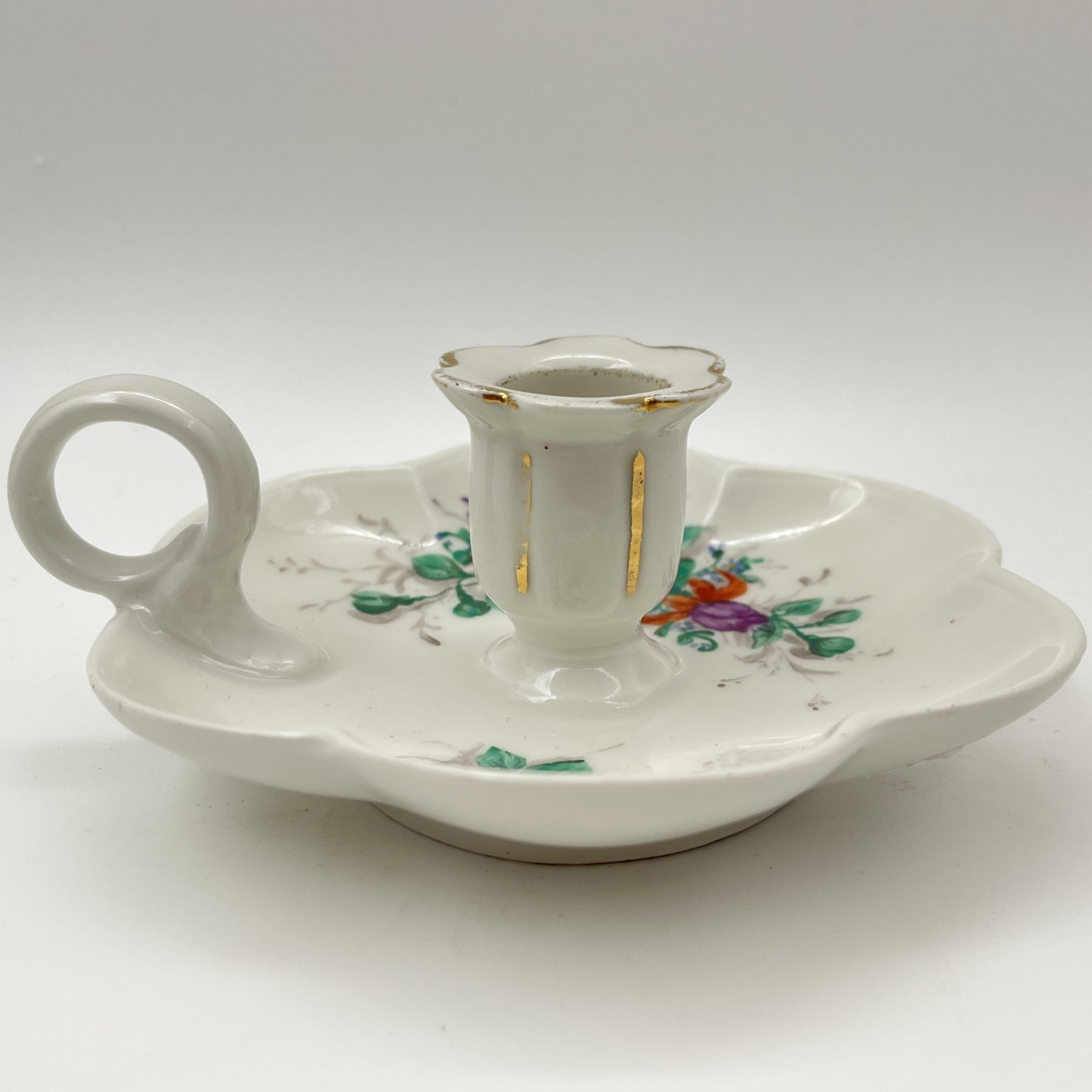 Подсвечник на подставке, украшенный цветочным декором, фарфор, роспись, золочение, Западная Европа, 1900-1930 гг.