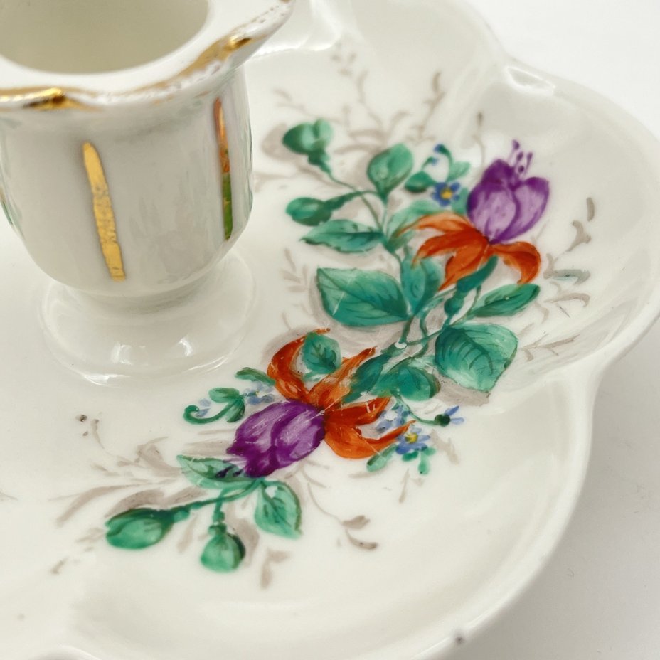 Подсвечник на подставке, украшенный цветочным декором