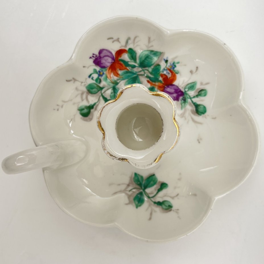 Подсвечник на подставке, украшенный цветочным декором