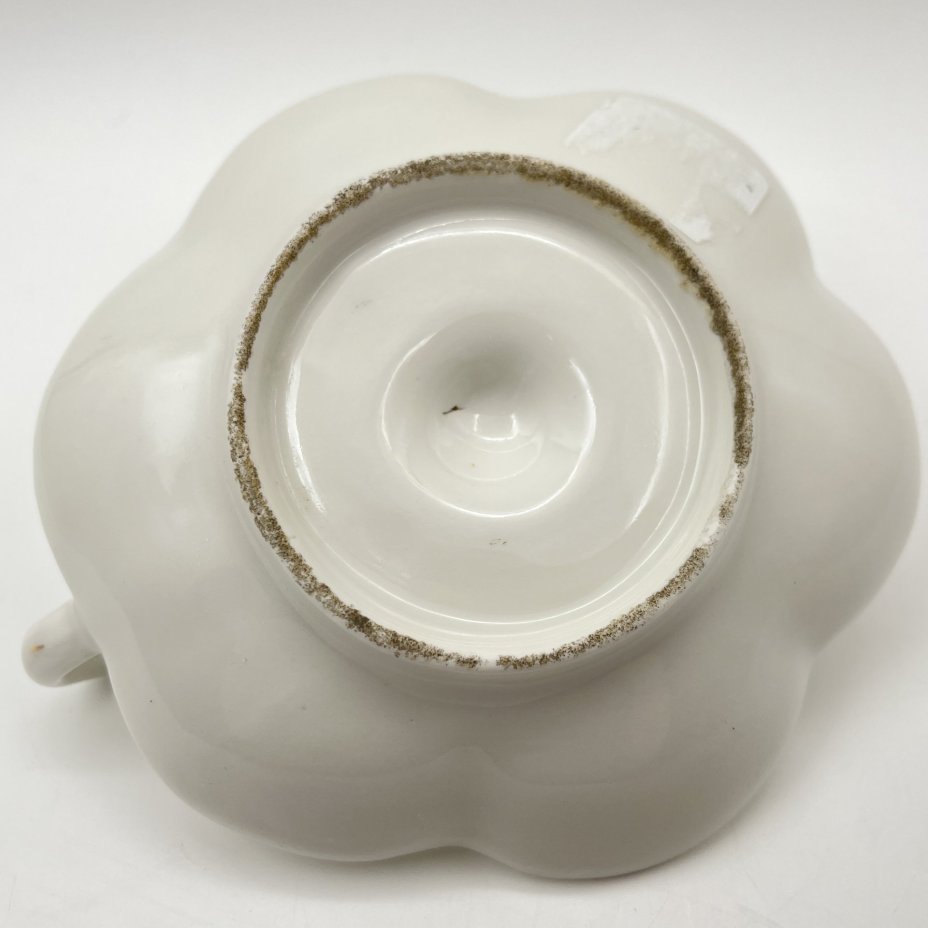 Подсвечник на подставке, украшенный цветочным декором