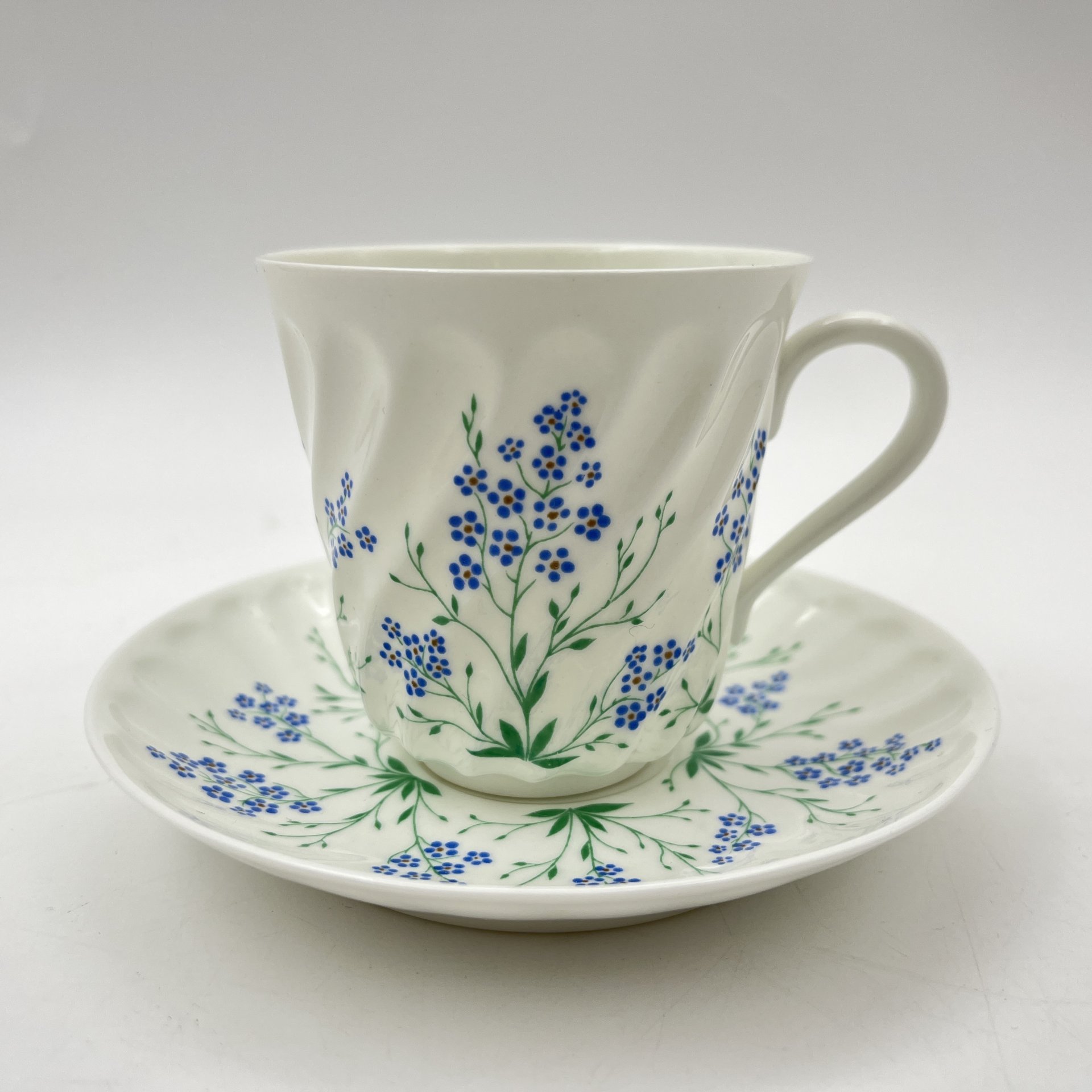 Пара кофейная "У ручья" (форма "Витая"), фарфор, деколь, Ленинградский фарфоровый завод (ЛФЗ), Россия, 1989-2001 гг.