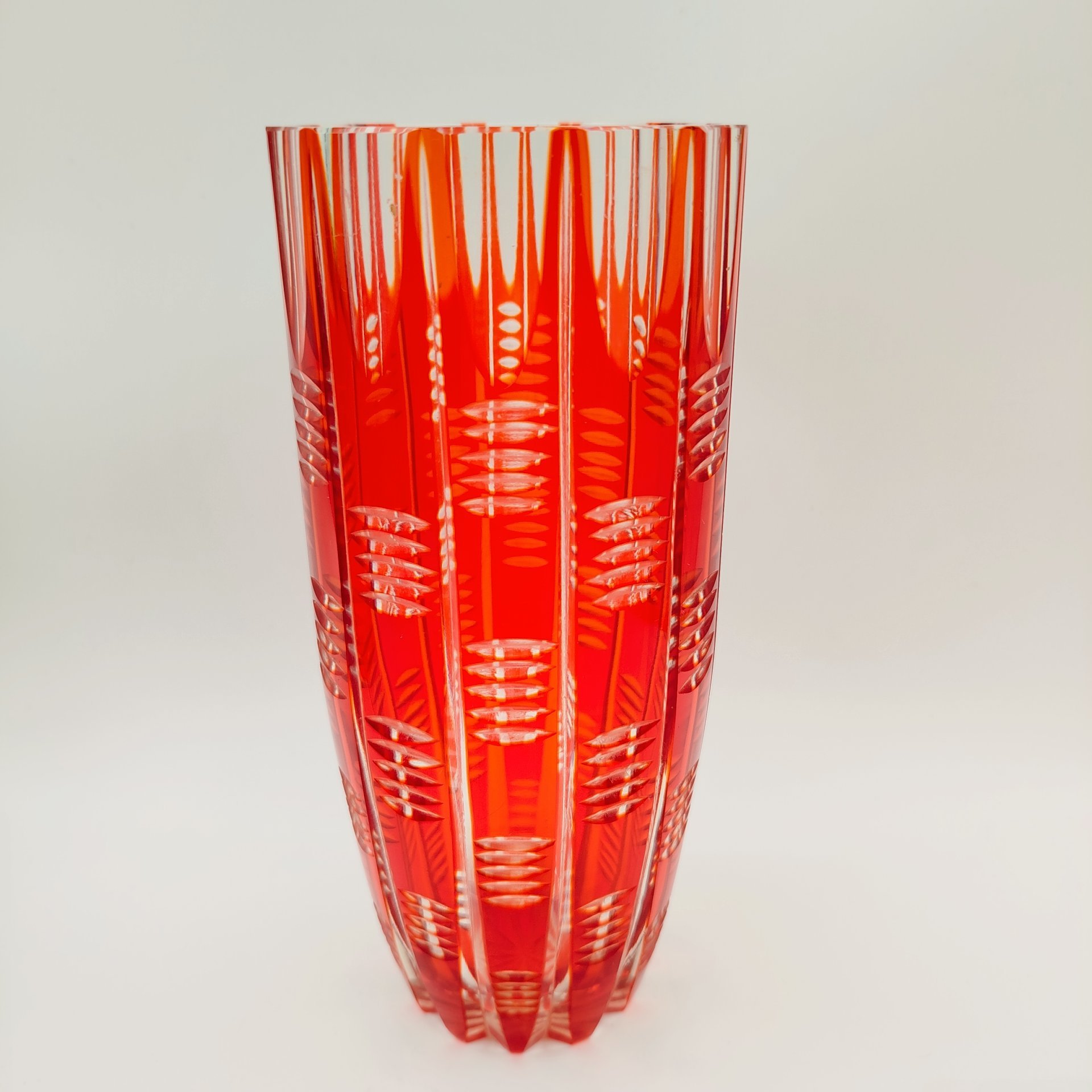Ваза для цветов красного цвета с геометрическим декором, стекло, алмазная грань, Стекольный завод «Красный май», СССР, 1960-1980 гг.