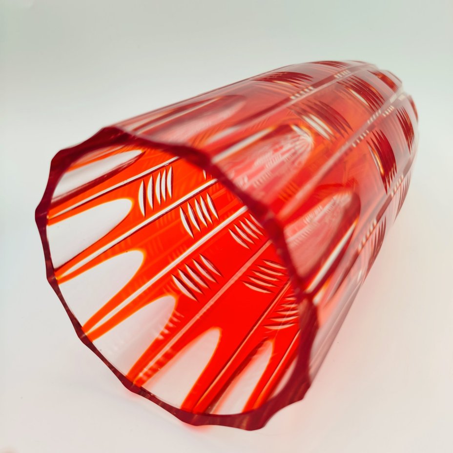 Ваза для цветов красного цвета с геометрическим декором, стекло, алмазная грань, Стекольный завод «Красный май», СССР, 1960-1980 гг.