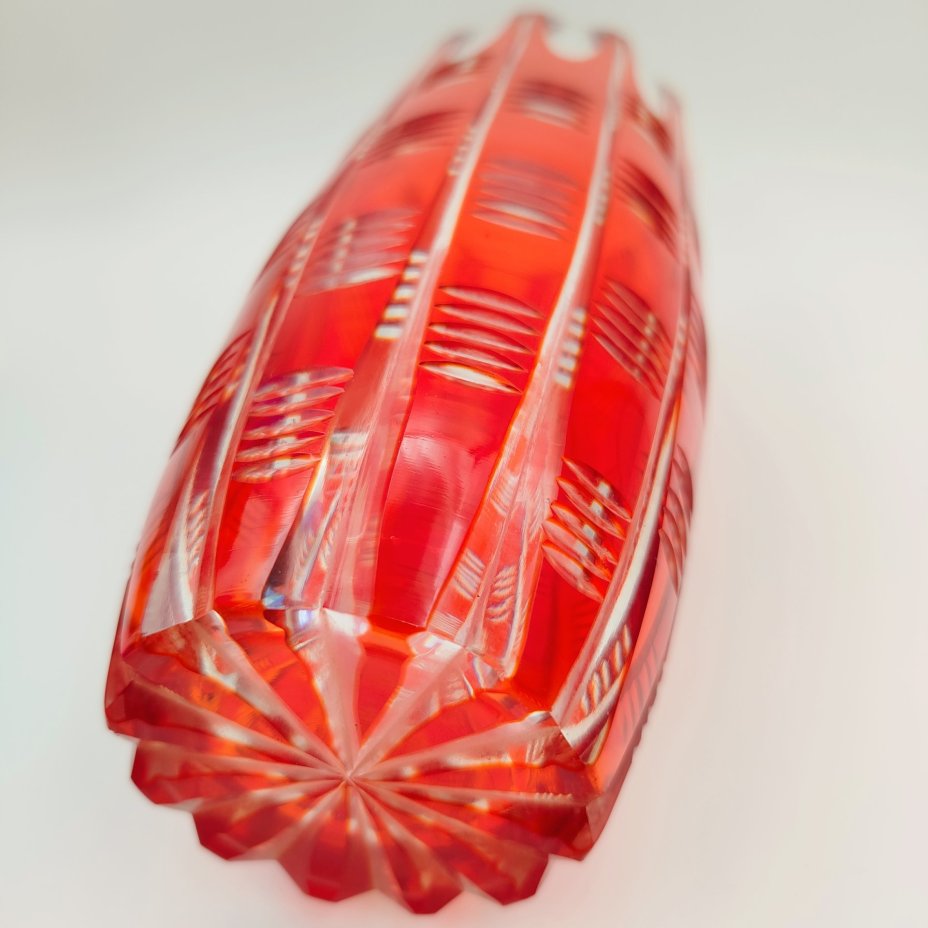 Ваза для цветов красного цвета с геометрическим декором, стекло, алмазная грань, Стекольный завод «Красный май», СССР, 1960-1980 гг.