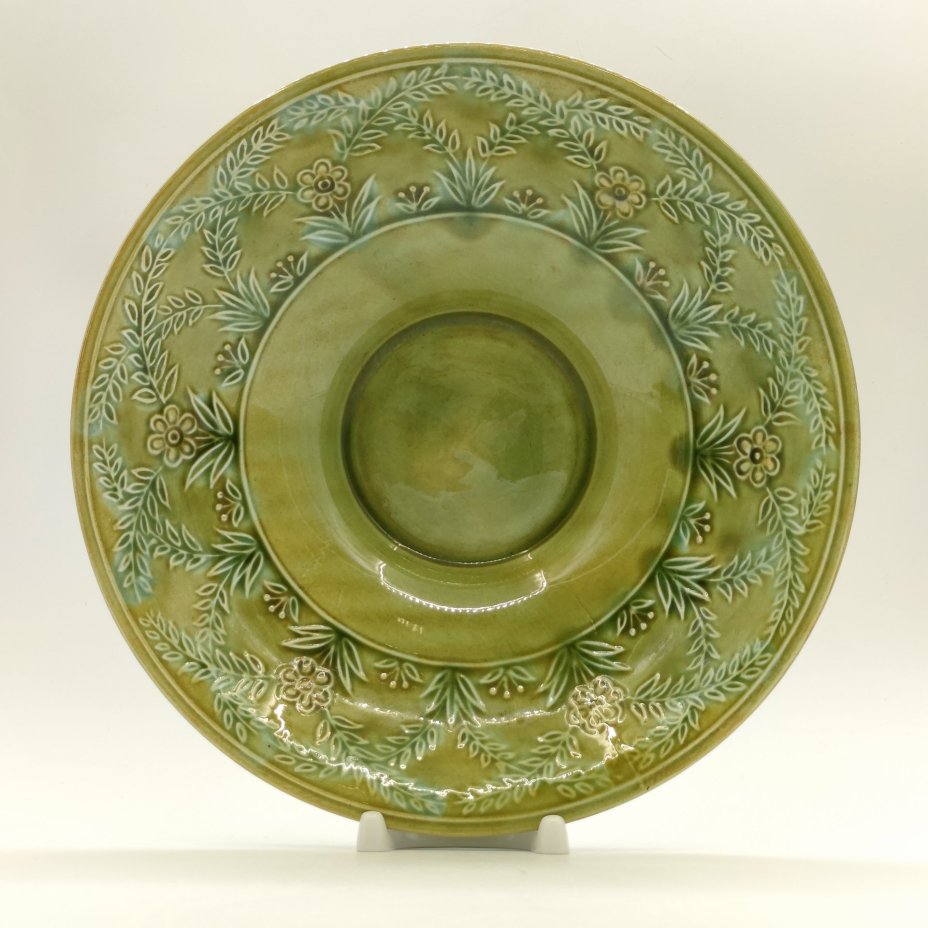 Блюдо, украшенное рельефным цветочным декором
