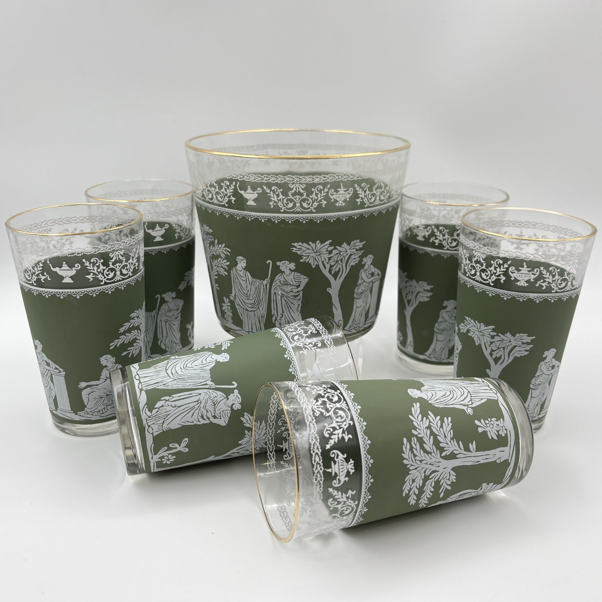 Набор для прохладительных напитков на 6 персон, украшенный античными сценами (ведерко для льда, 6 стаканов), Libbey Glass, стекло, деколь, золочение, США, 1970-1990 гг.