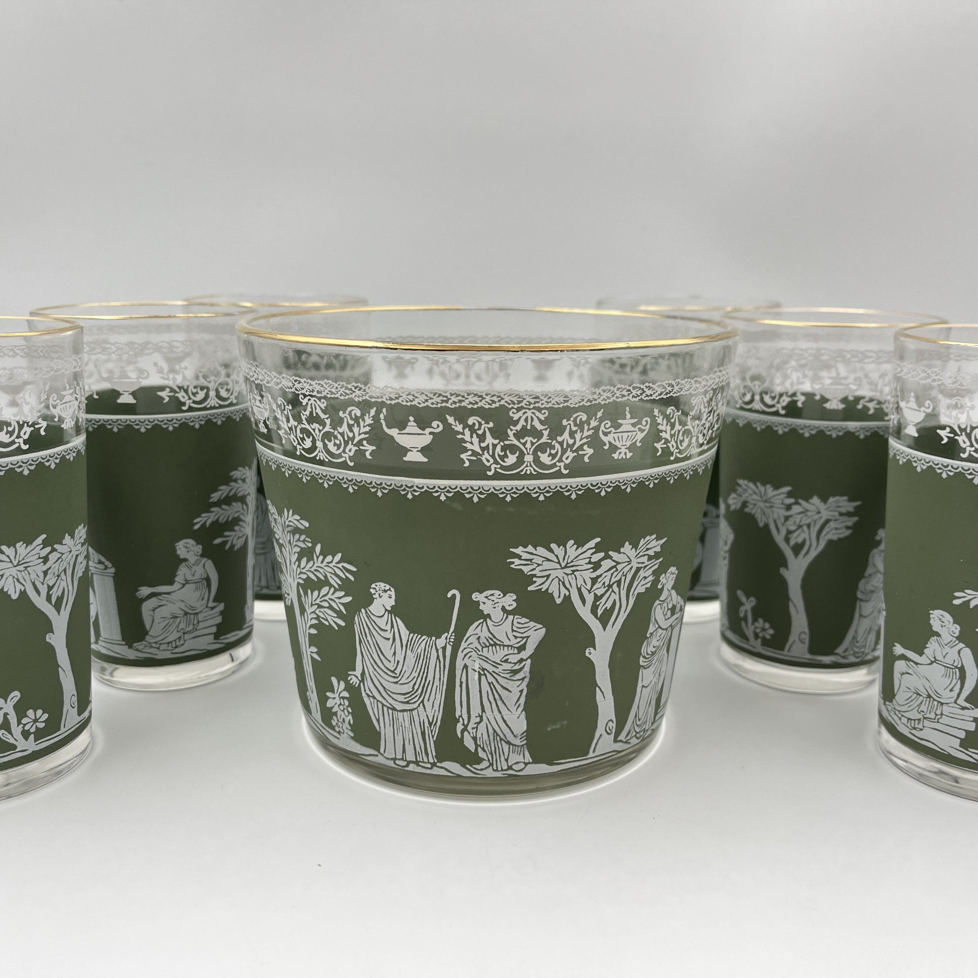 Набор для прохладительных напитков на 6 персон, украшенный античными сценами (ведерко для льда, 6 стаканов), Libbey Glass, стекло, деколь, золочение, США, 1970-1990 гг.