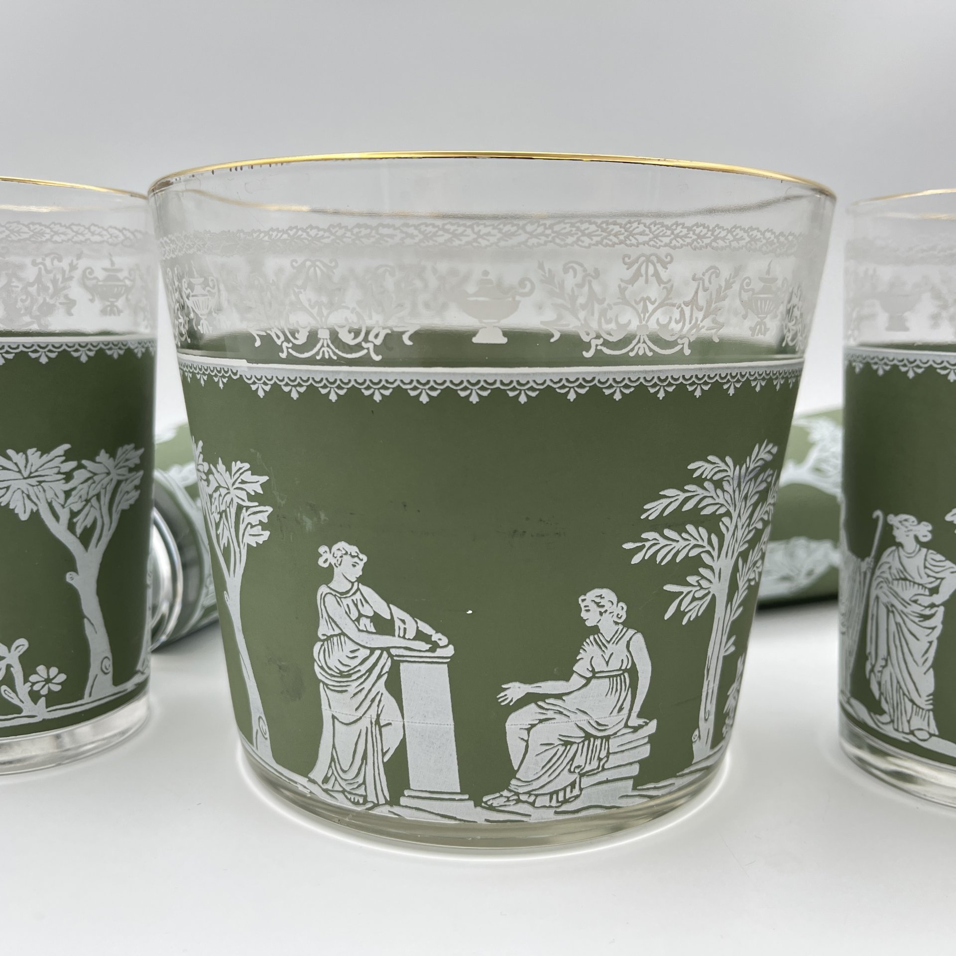 Набор для прохладительных напитков на 6 персон, украшенный античными сценами (ведерко для льда, 6 стаканов), Libbey Glass, стекло, деколь, золочение, США, 1970-1990 гг.