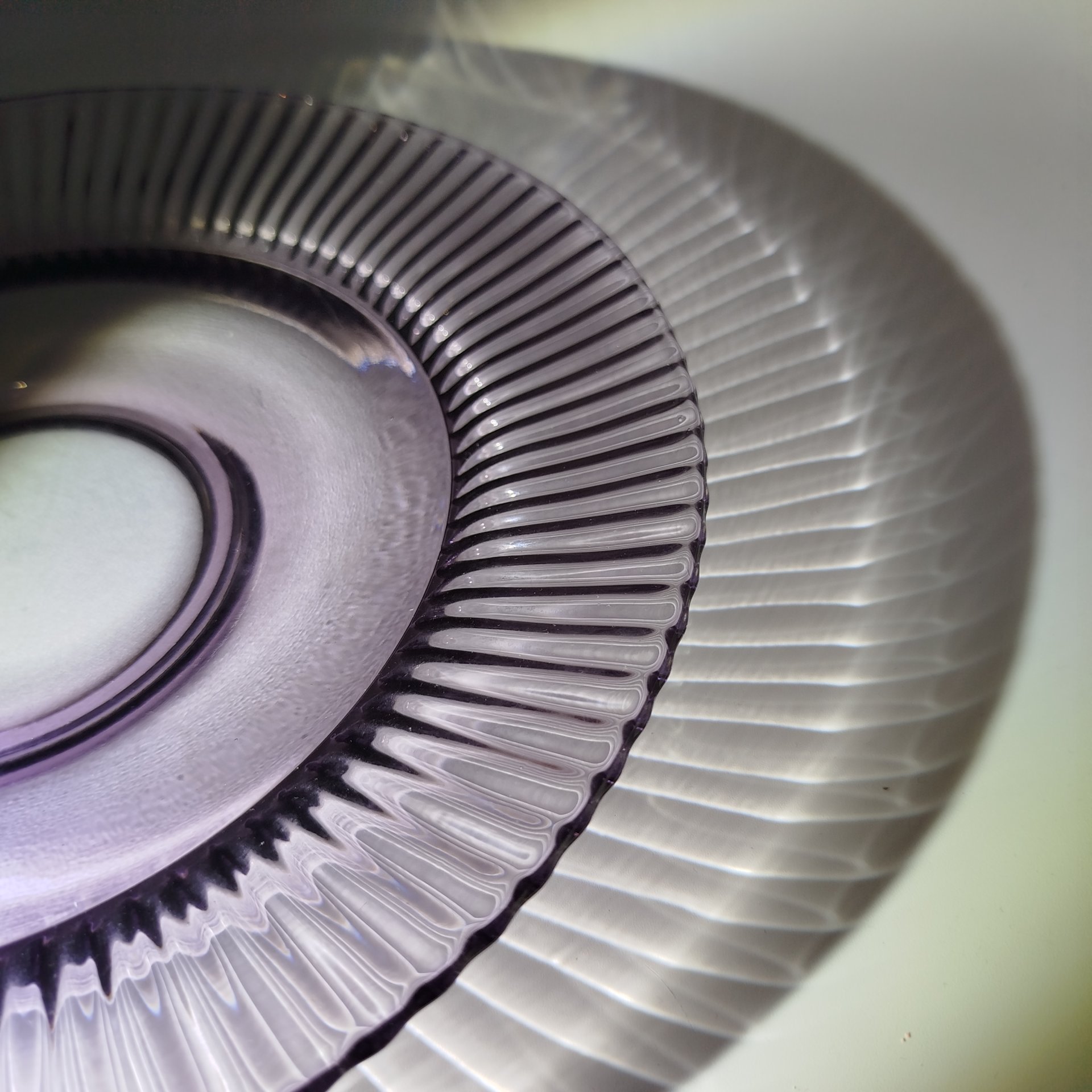 Блюдо округлой формы фиолетового оттенка, цветное стекло, СССР, 1970-1990 гг.