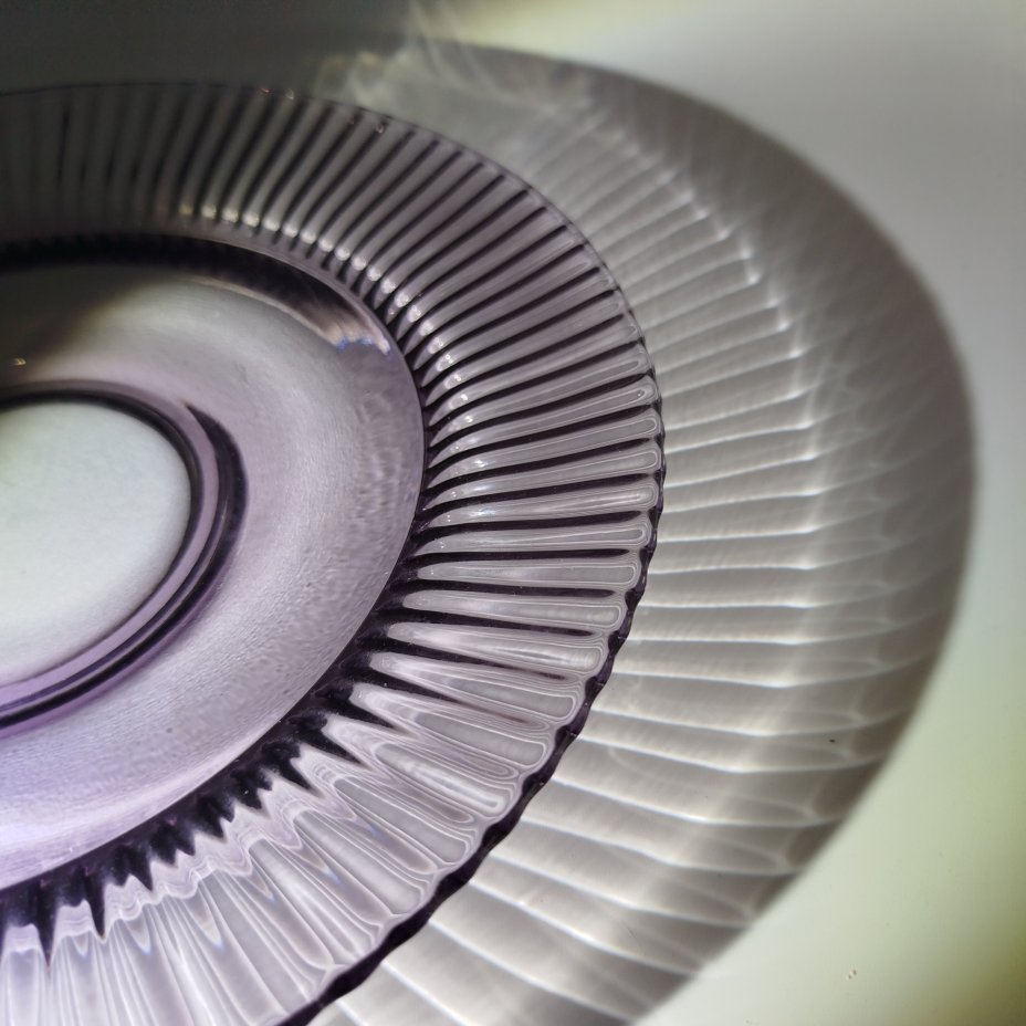 Блюдо округлой формы фиолетового оттенка