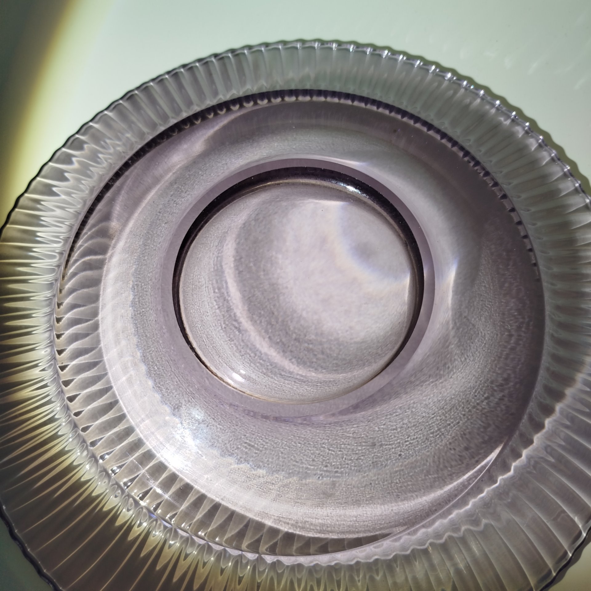 Блюдо округлой формы фиолетового оттенка, цветное стекло, СССР, 1970-1990 гг.