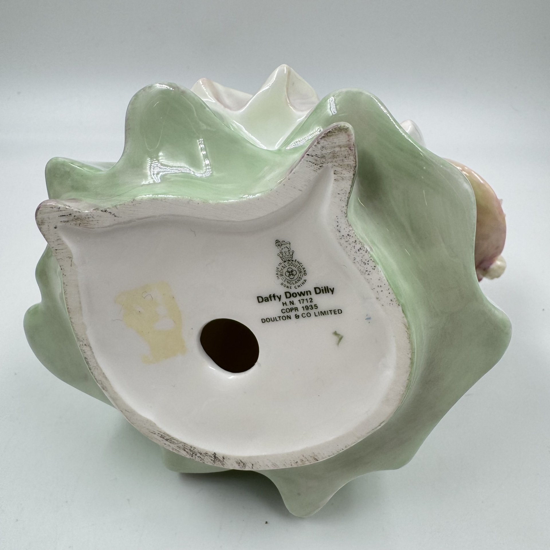 Статуэтка "Цветочница" ("Daffy Down Dilly"), Royal Doulton