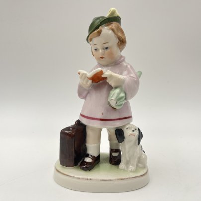 Статуэтка "Девочка, читающая книгу"