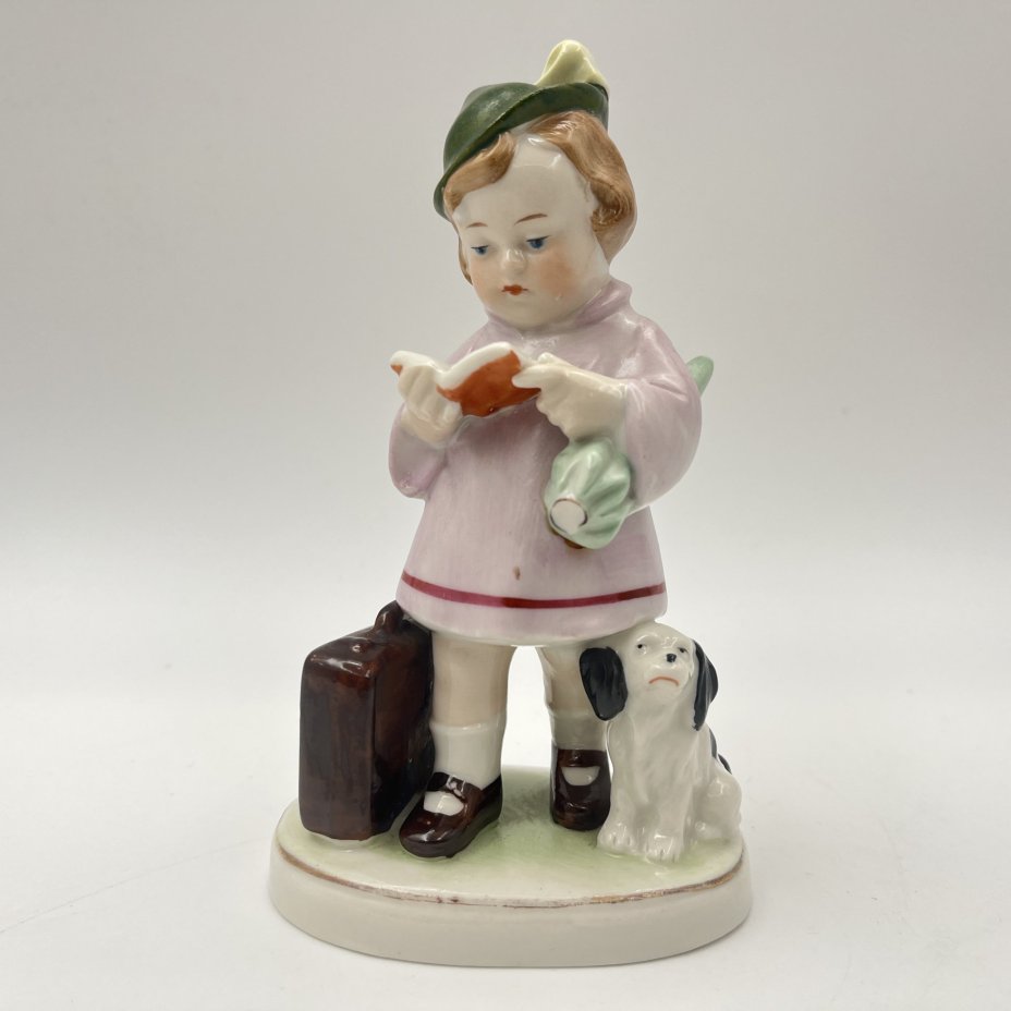 Статуэтка "Девочка, читающая книгу"