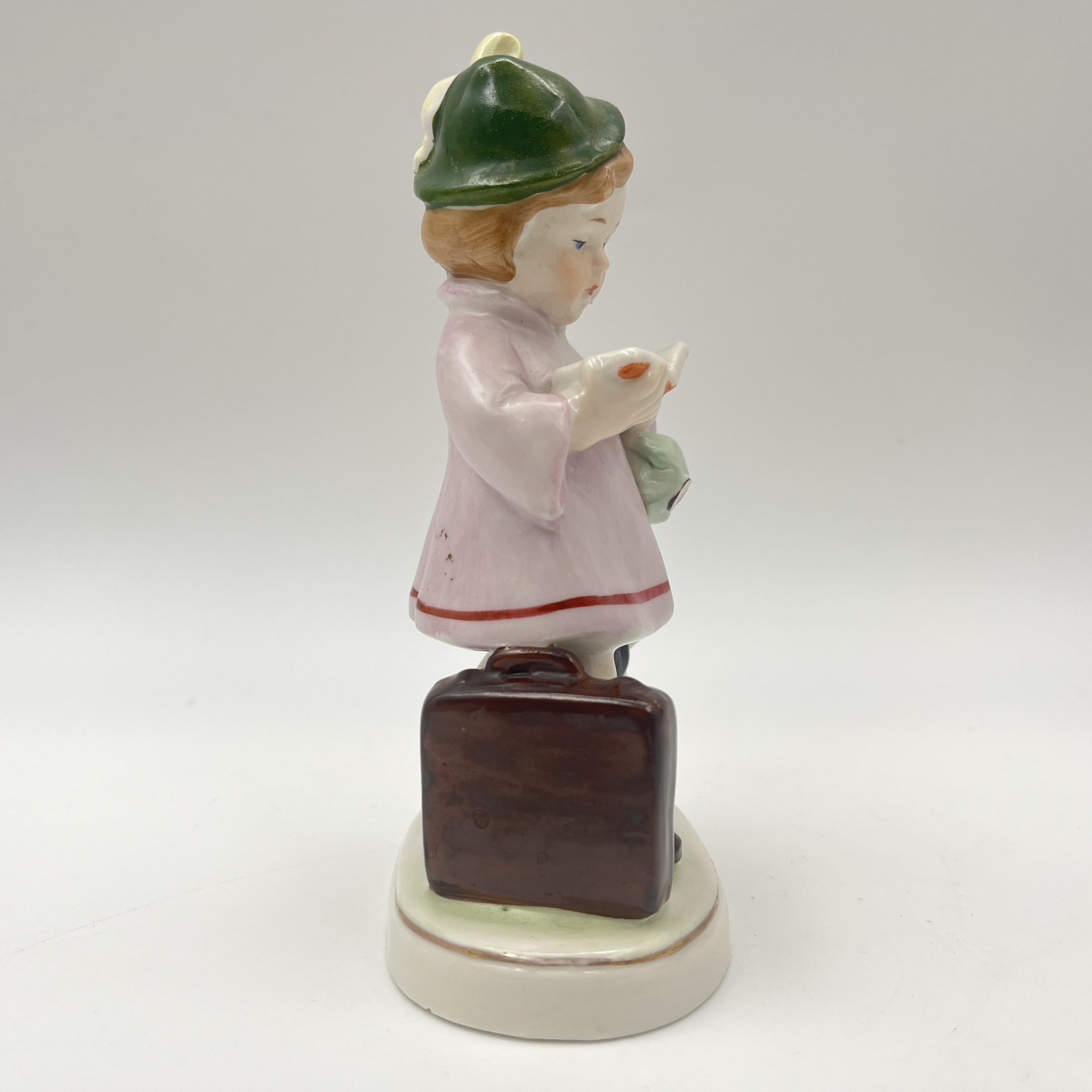 Статуэтка "Девочка, читающая книгу"