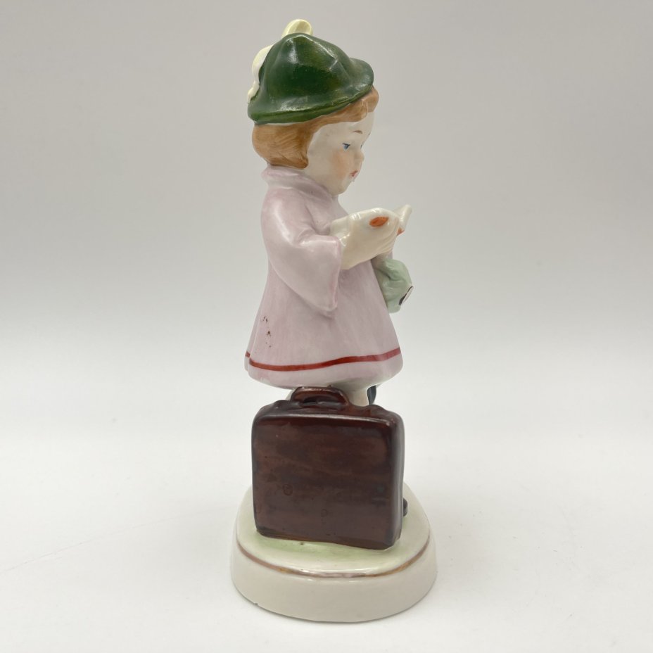 Статуэтка "Девочка, читающая книгу"