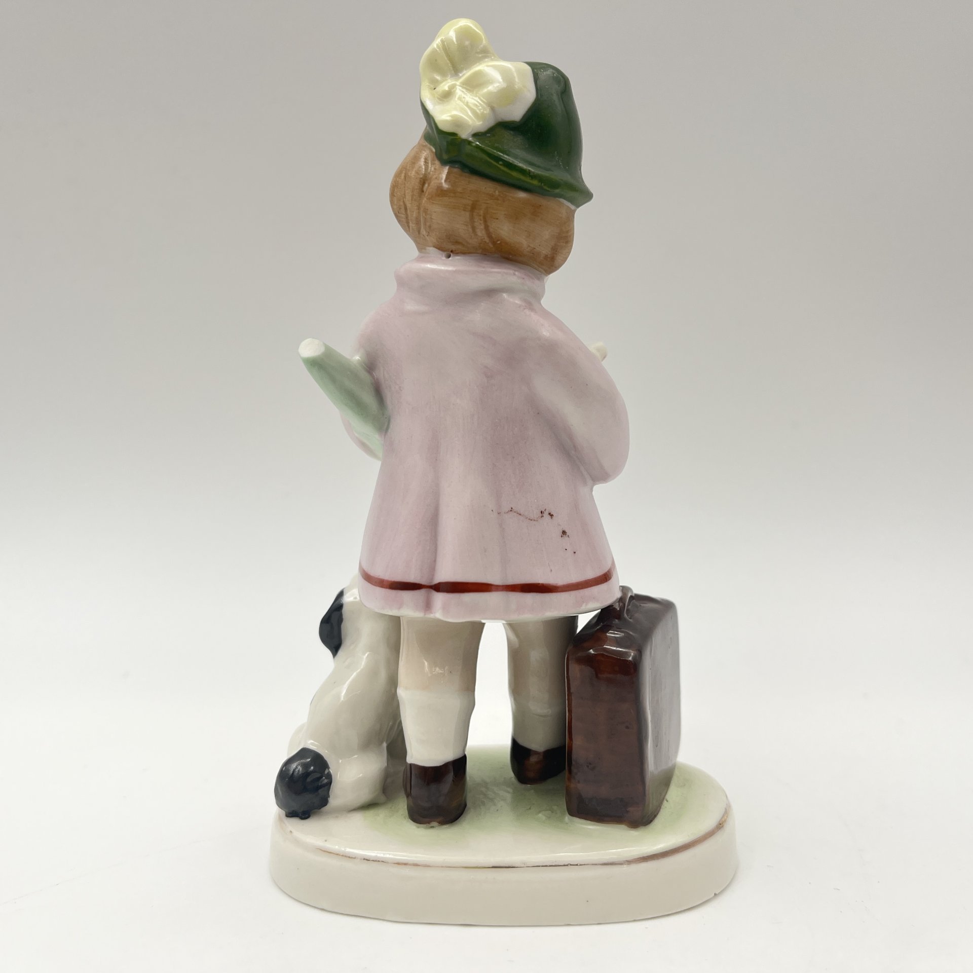 Статуэтка "Девочка, читающая книгу"